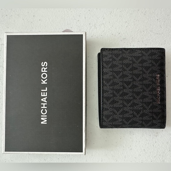 Micheal Kors | Cooper Logo Billfold Wallet with Coin Pouch - Picture 3 of 3